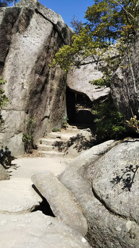 Kuguri Rock, a large rock that you can walk through
