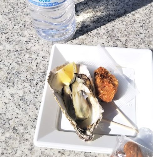 Fresh oysters and fried oysters in Miyajima street food