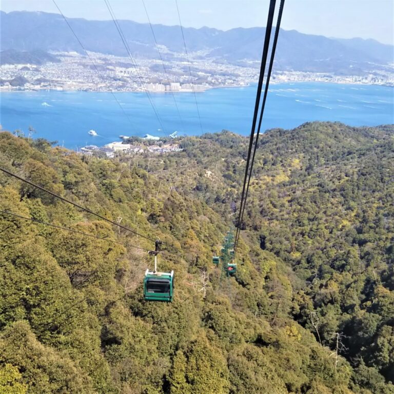Circulating ropeway from Momijidani to Kayatani on Mt. Misen
